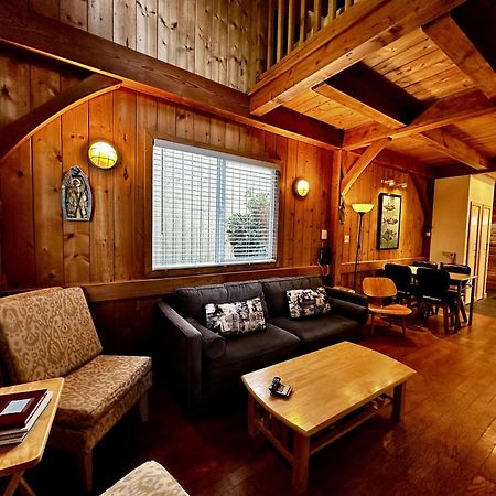 Waterfront Timber Frame Cottage! 우크루렛 외부 사진