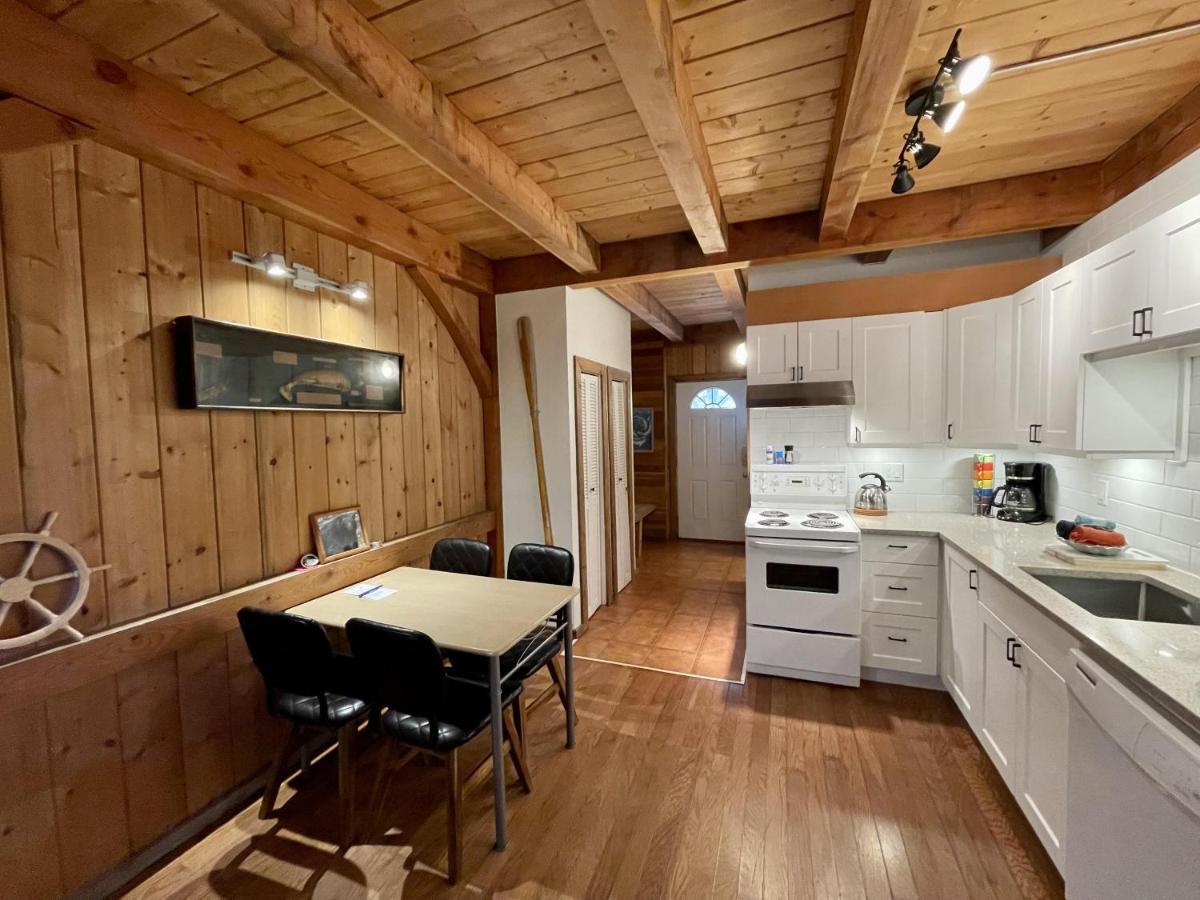 Waterfront Timber Frame Cottage! 우크루렛 외부 사진