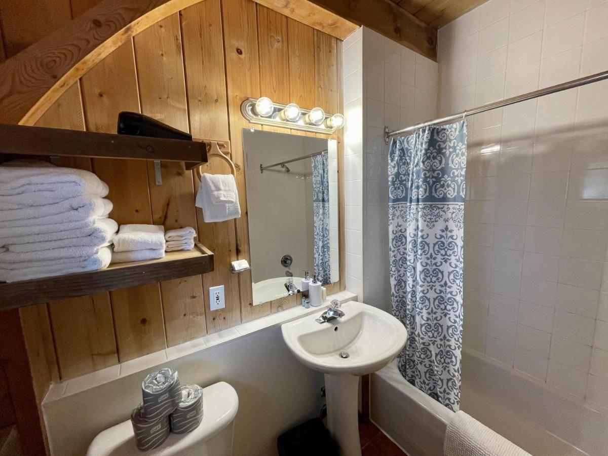 Waterfront Timber Frame Cottage! 우크루렛 외부 사진