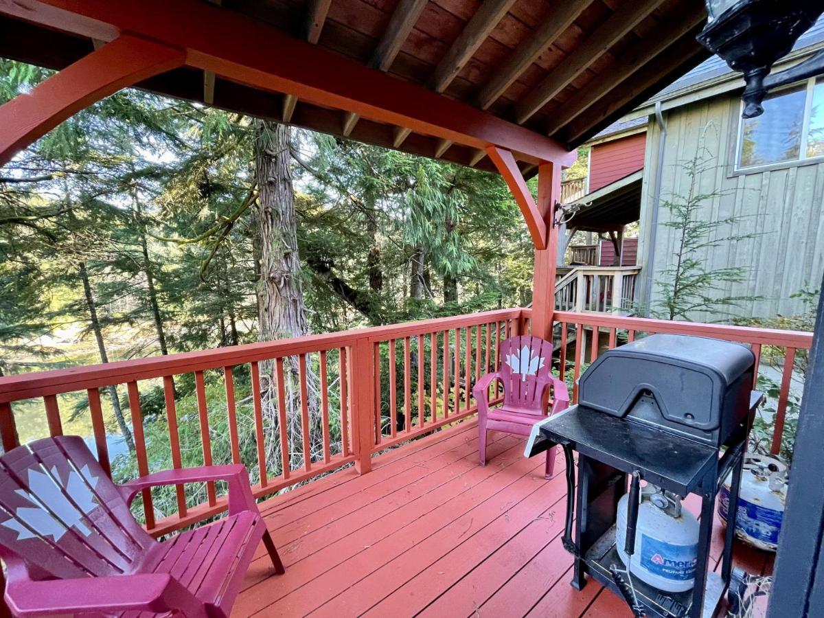 Waterfront Timber Frame Cottage! 우크루렛 외부 사진