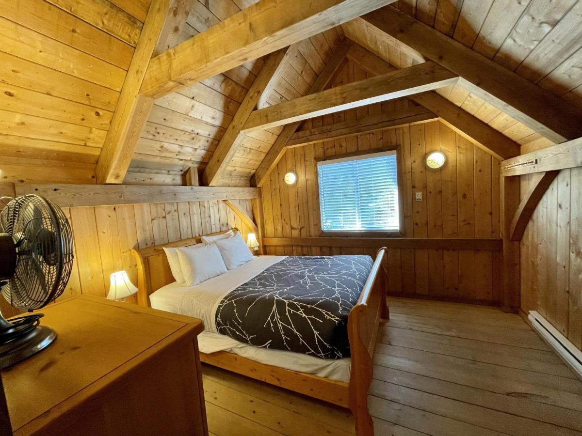 Waterfront Timber Frame Cottage! 우크루렛 외부 사진