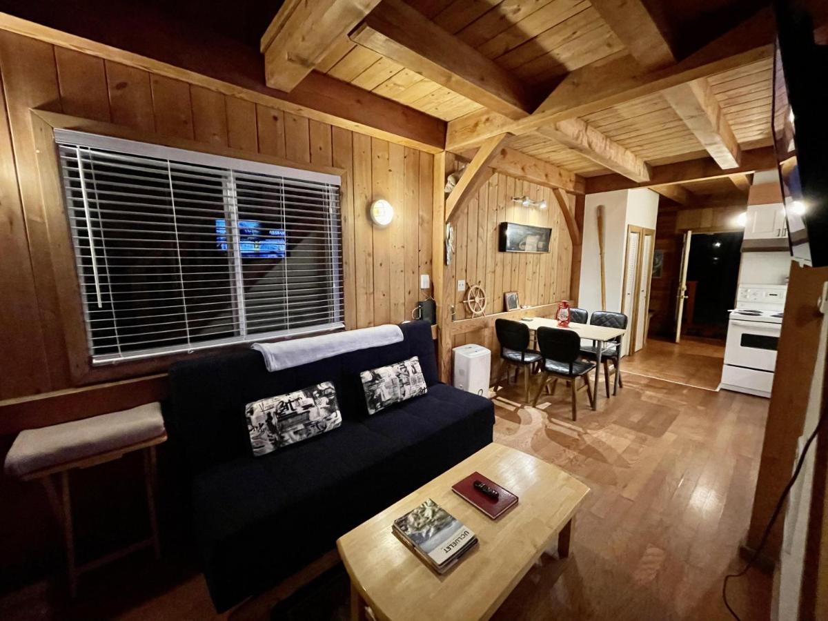 Waterfront Timber Frame Cottage! 우크루렛 외부 사진