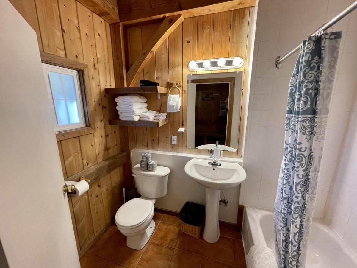 Waterfront Timber Frame Cottage! 우크루렛 외부 사진