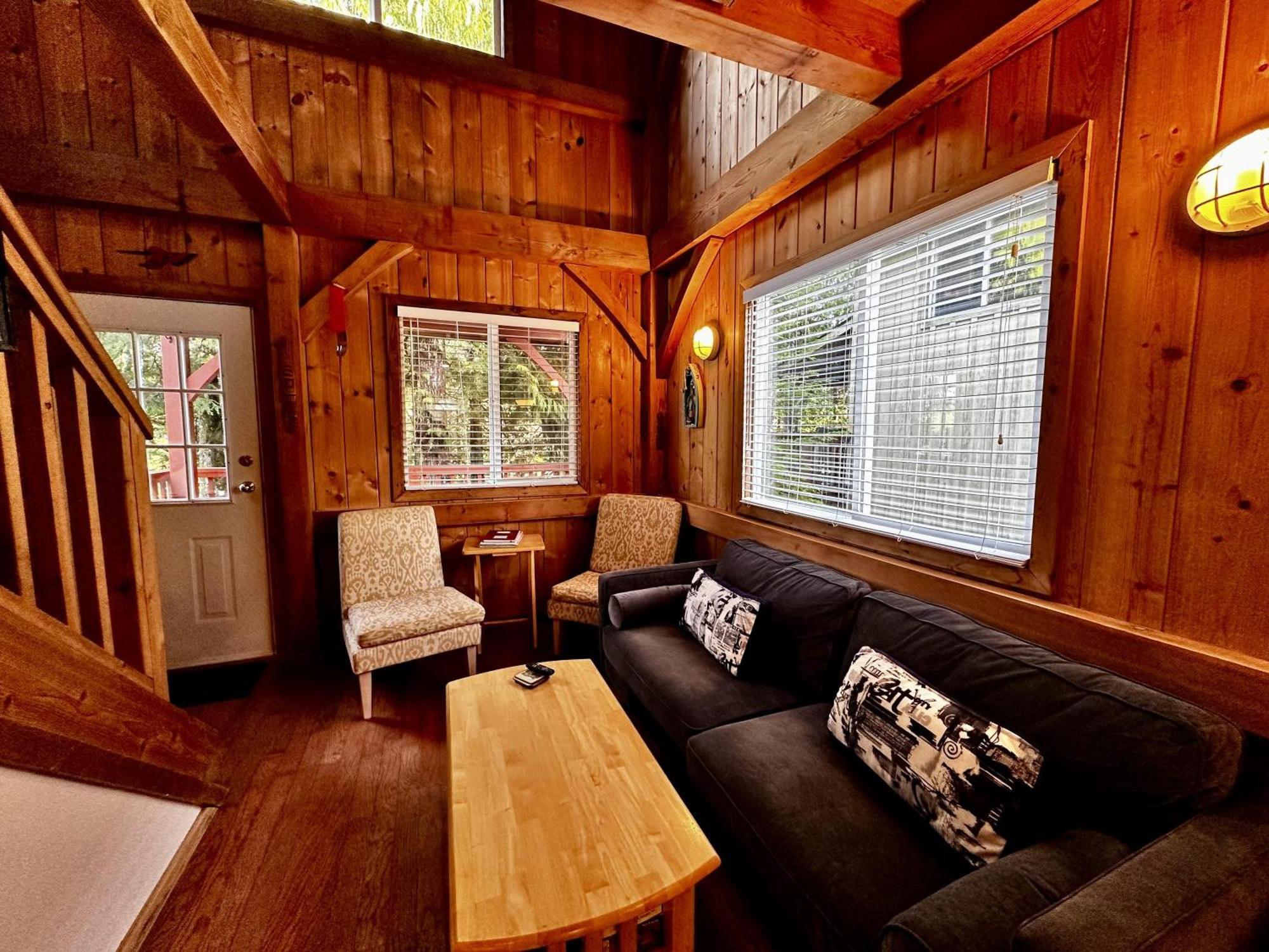 Waterfront Timber Frame Cottage! 우크루렛 외부 사진