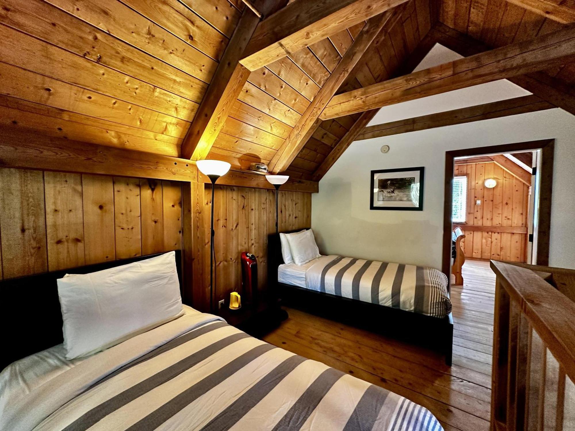 Waterfront Timber Frame Cottage! 우크루렛 외부 사진