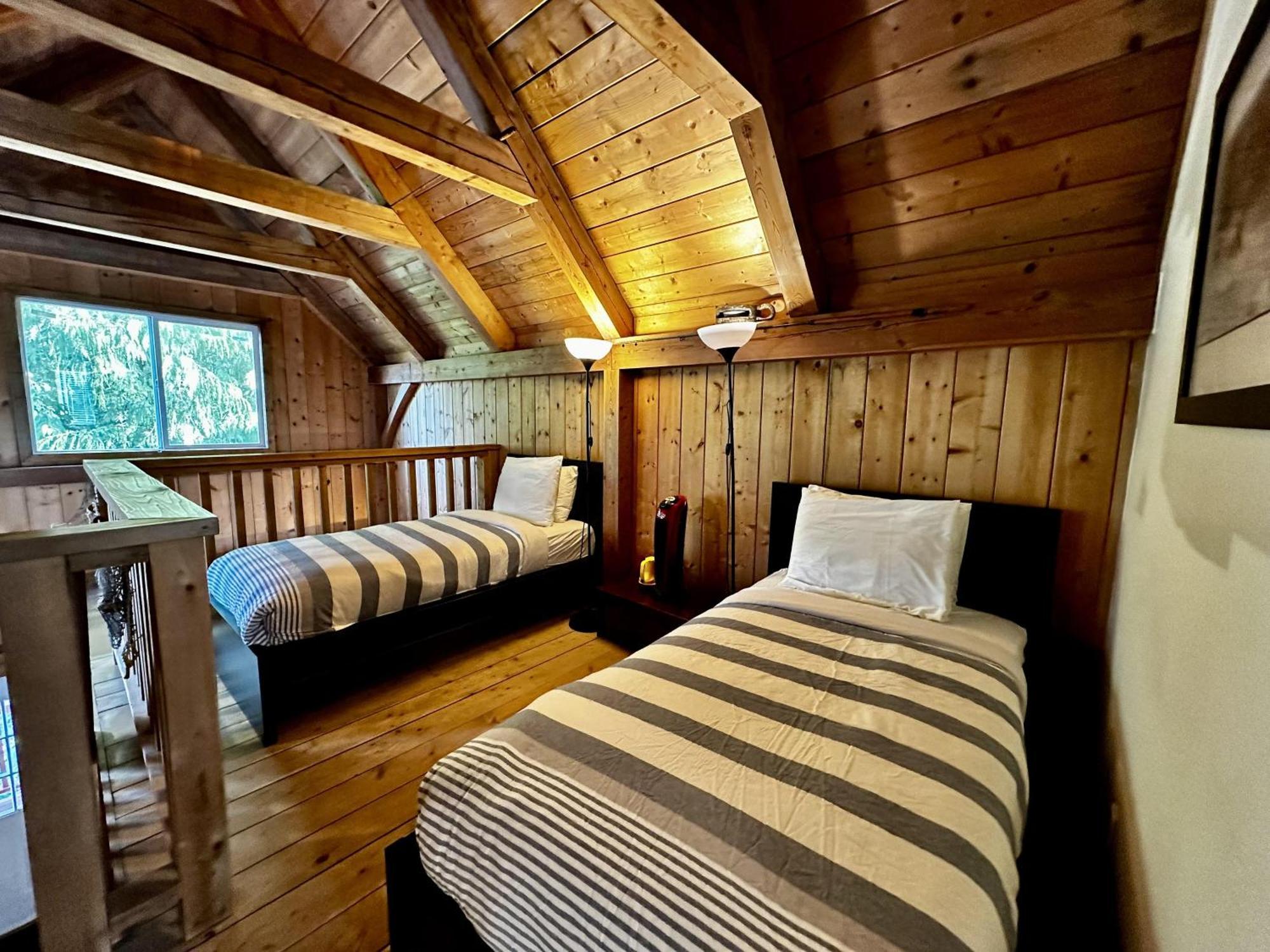 Waterfront Timber Frame Cottage! 우크루렛 외부 사진