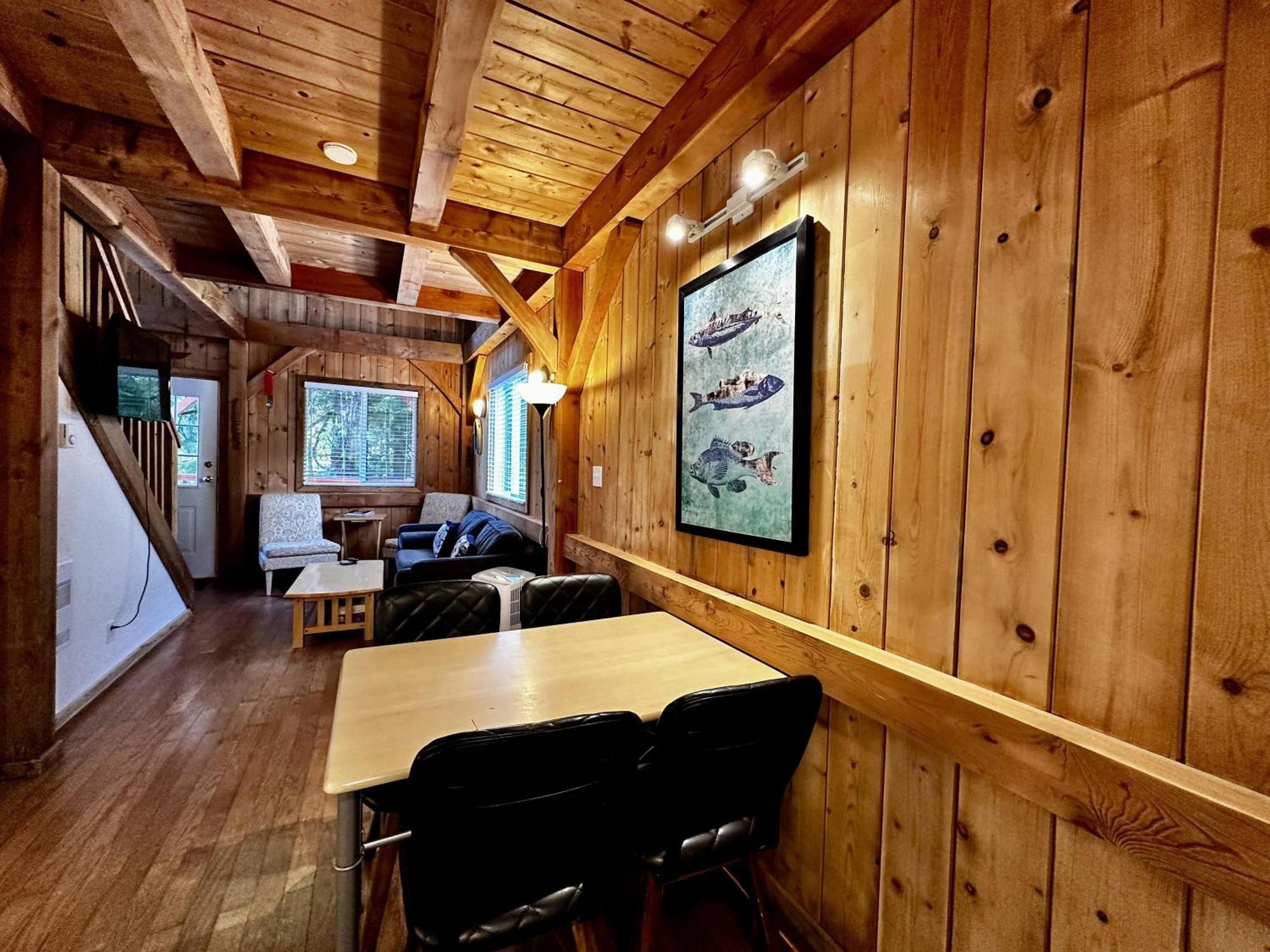 Waterfront Timber Frame Cottage! 우크루렛 외부 사진