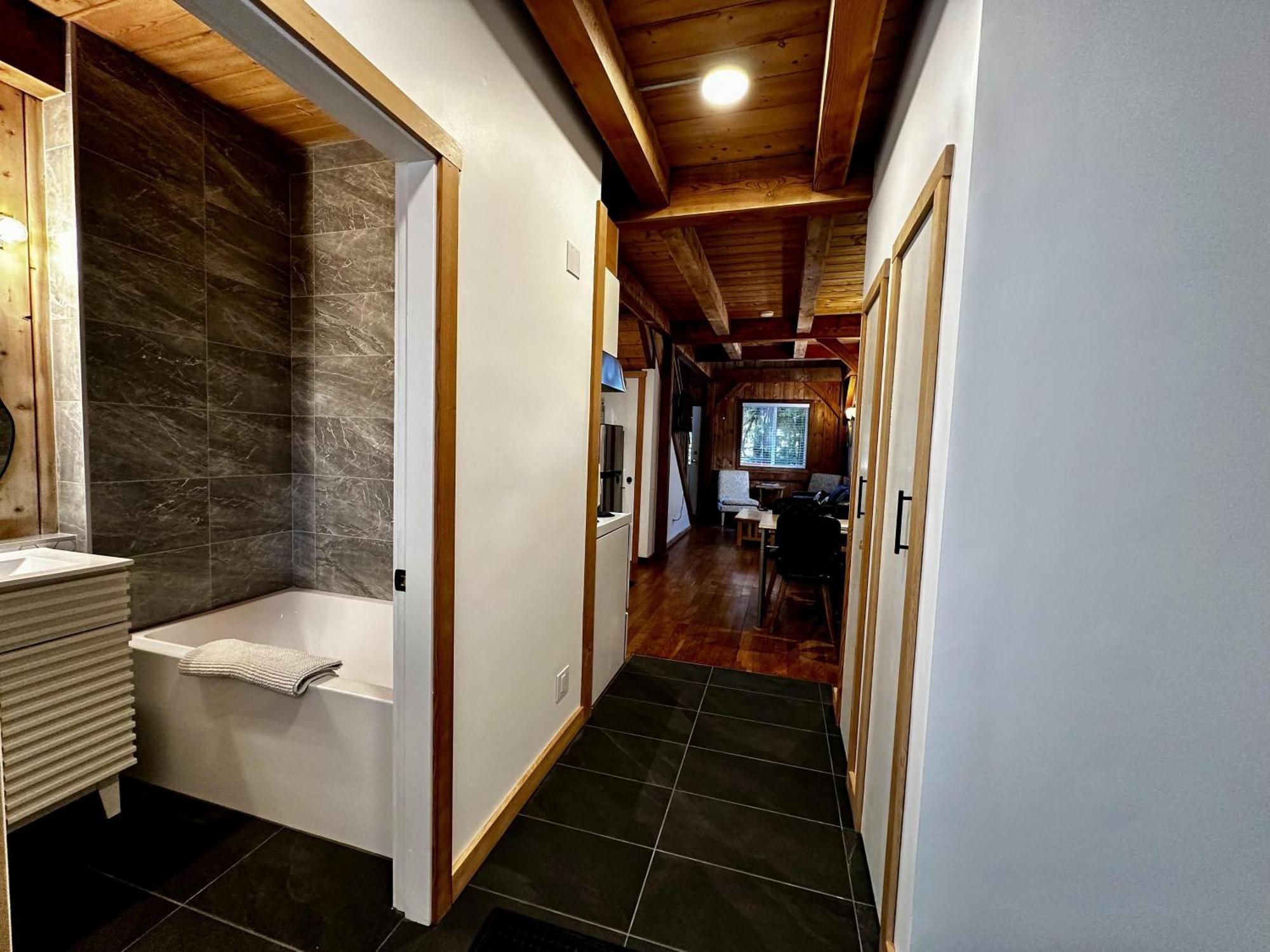 Waterfront Timber Frame Cottage! 우크루렛 외부 사진