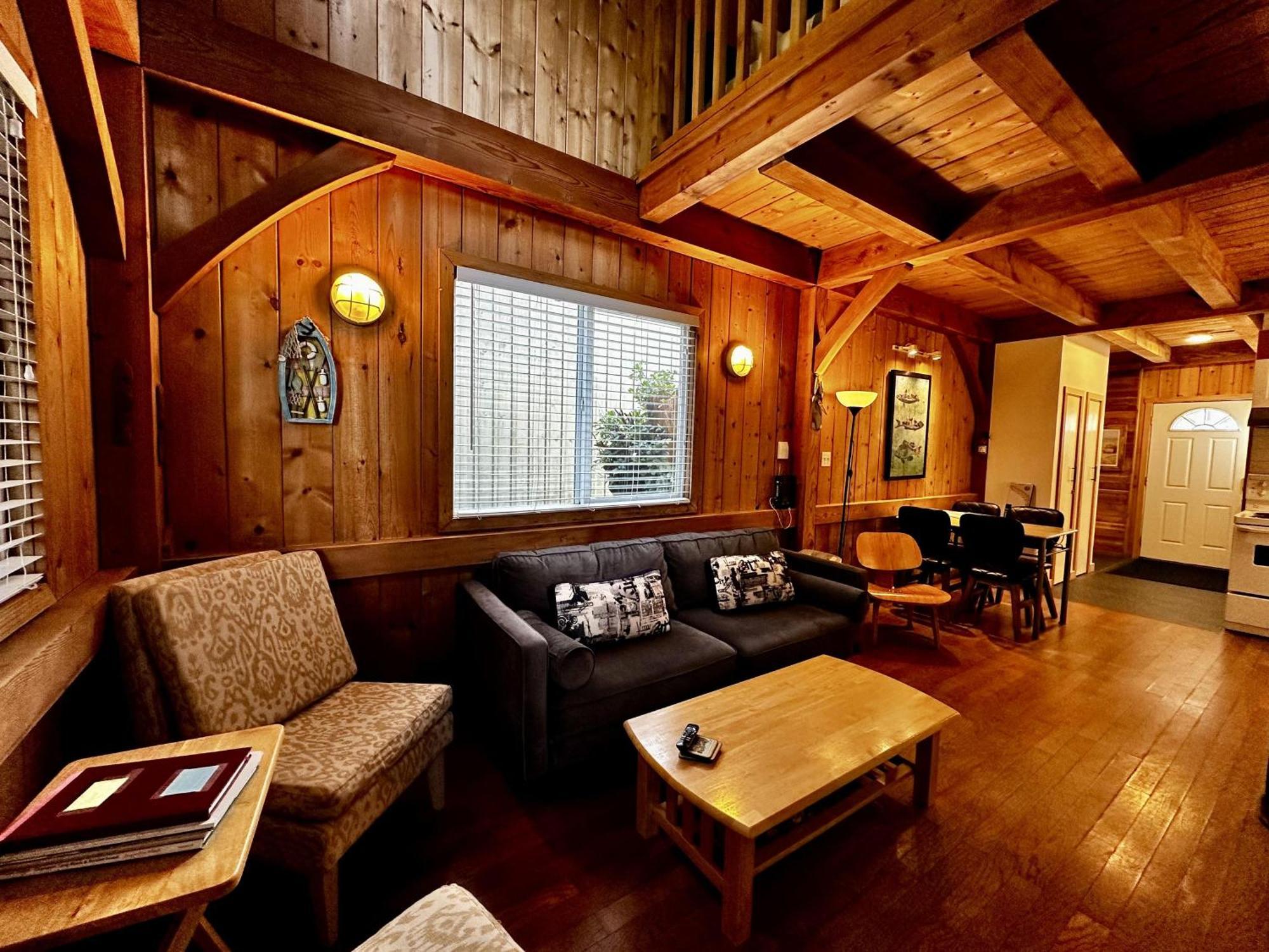 Waterfront Timber Frame Cottage! 우크루렛 외부 사진